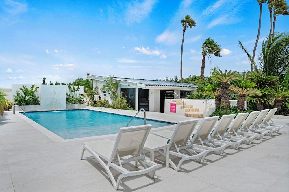 Massive Oceanfront Villa - Spa - Sauna - Gameroom - Malmok!