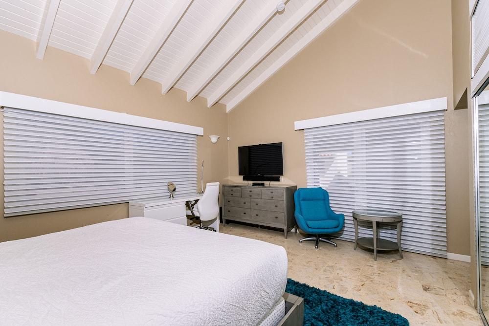 Gorgeous Mansion, Private Pool, Outdoor Kitchen!