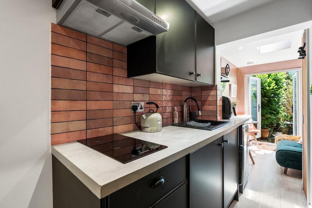 Tiny House, Brighton With Parking