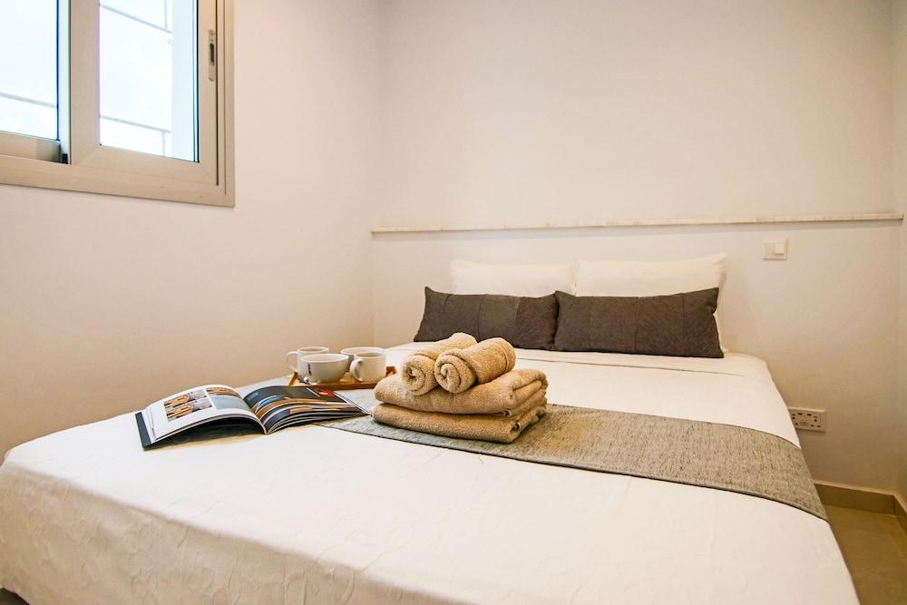 Phaedrus Living Seaside Executive Flat Harbour 208