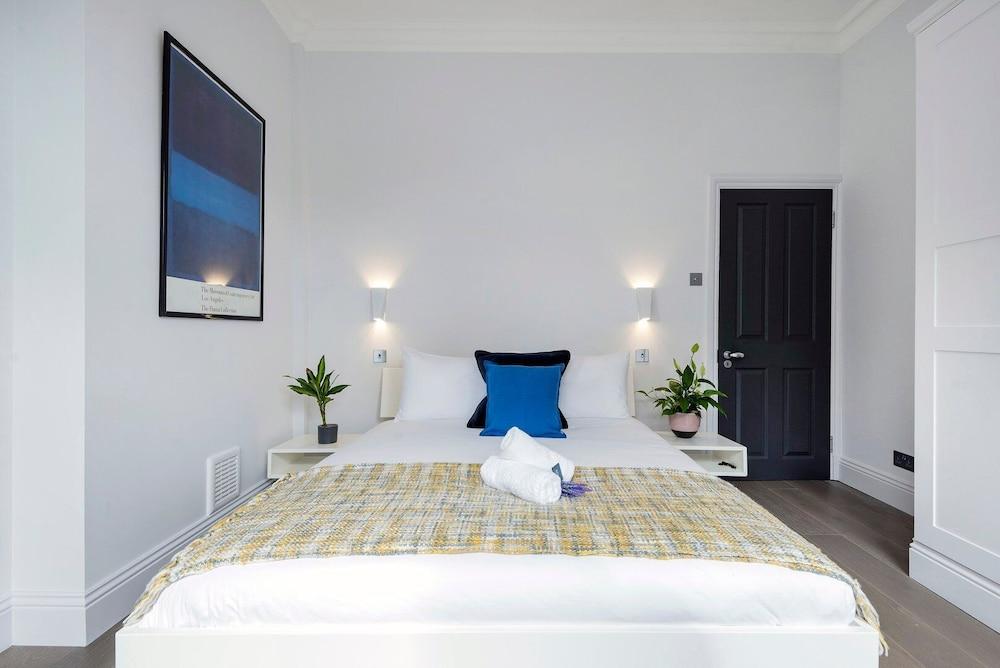 Modern and Bright Highgate Gem