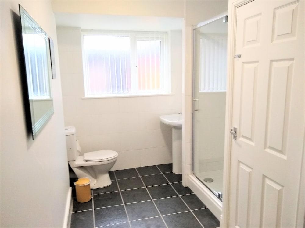 Modern Comfy 2-bedroom Flat in St Helens