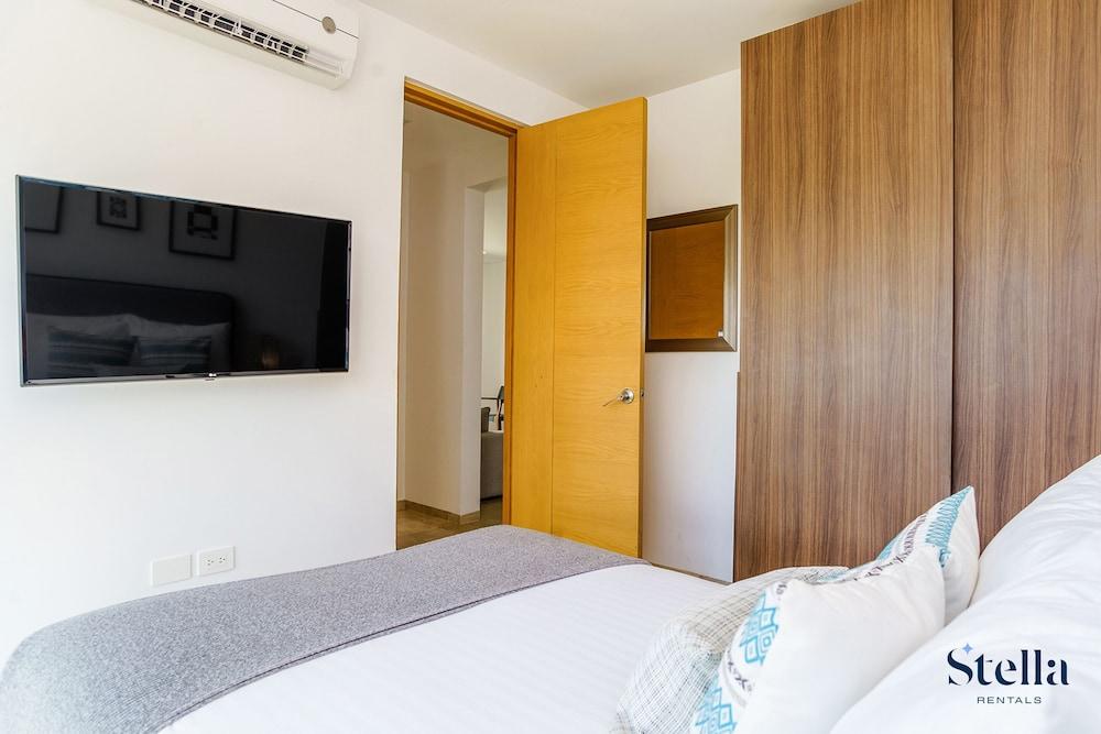 Grand Oceanview Condo with Rooftop Pools