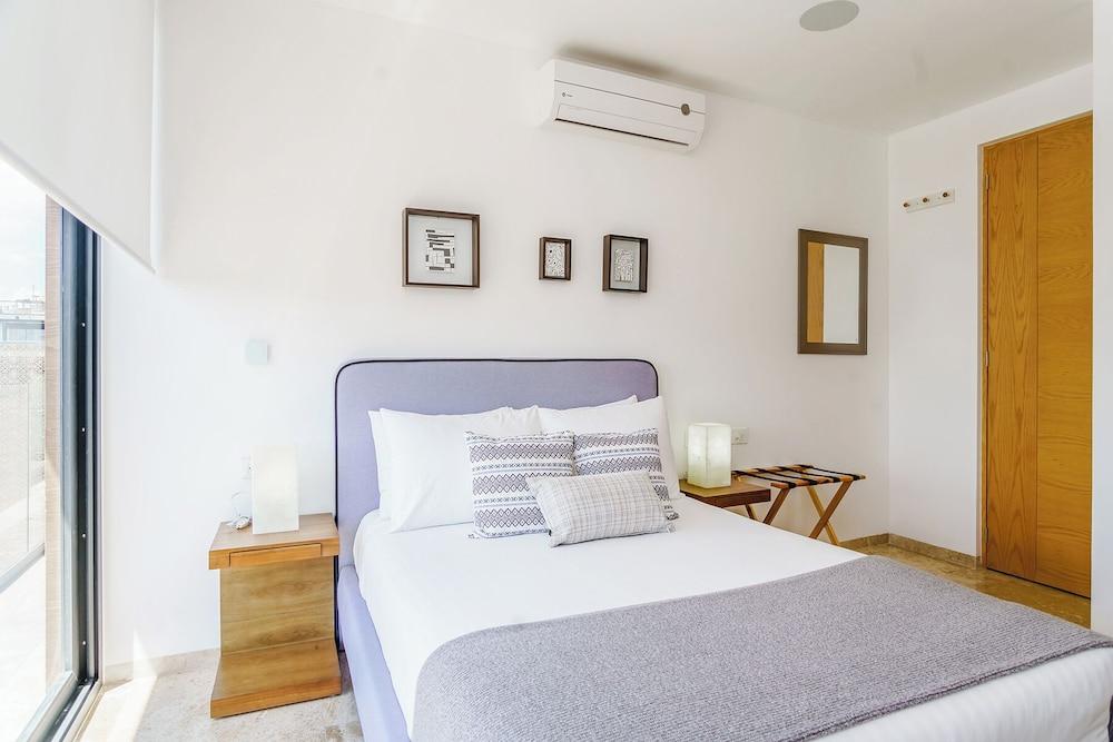 Grand Oceanview Condo with Rooftop Pools