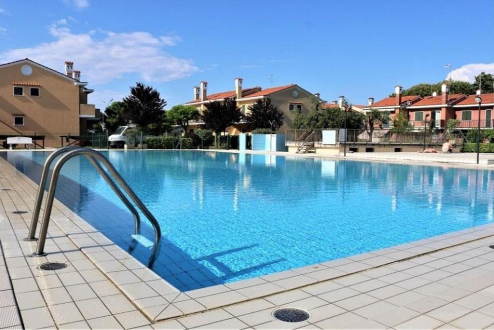 Terraced House With Swimming Pool