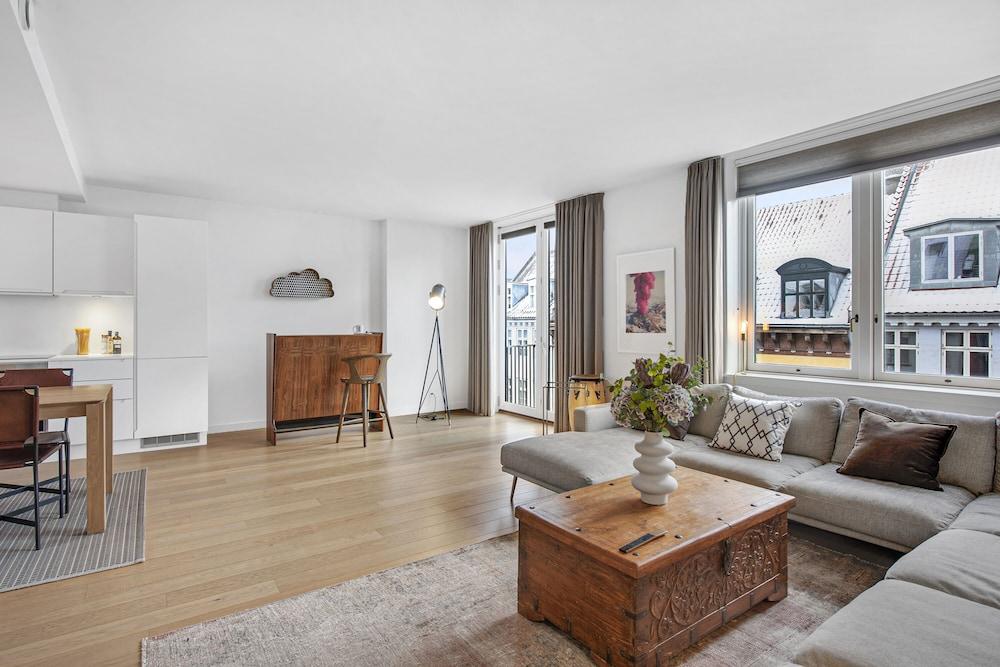 Sanders Monarch - Nice 1-bdr Apt With Balconies