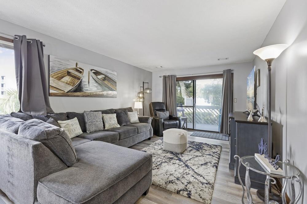 Spacious Modern Condo - 1st Floor - One Block to the Beach