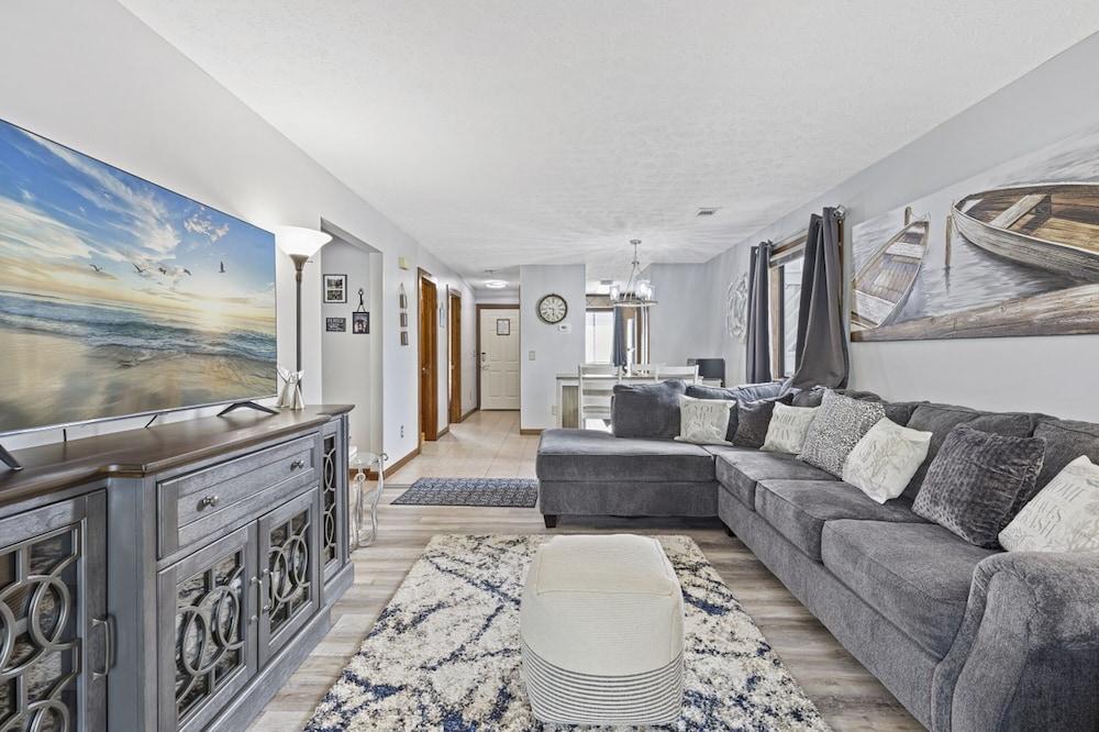 Spacious Modern Condo - 1st Floor - One Block to the Beach