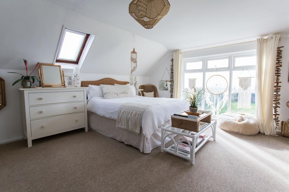 Fairlight - Charming Coastal Home on the Beach