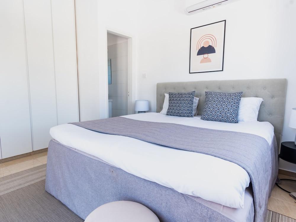 Sanders White Mountains - Modern Villa With Pool