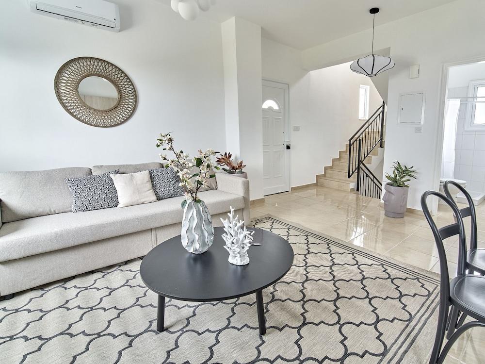 Sanders White Mountains - Nice Villa With Pool