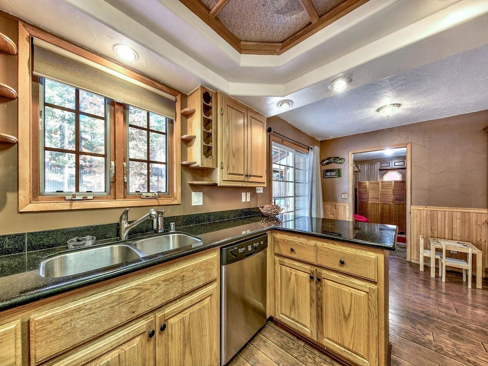 2556h Lazy Bear's Den 2 Bedroom Cottage by RedAwning