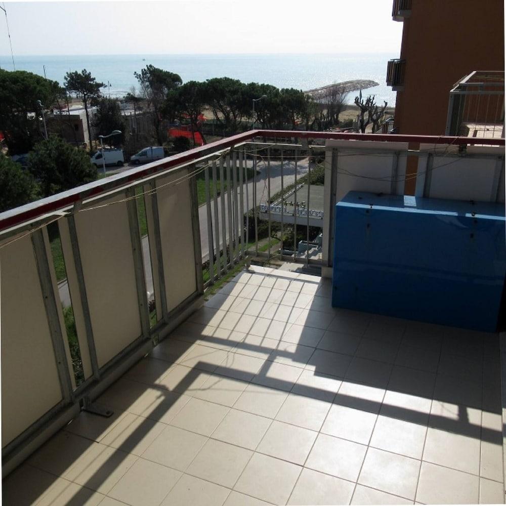 Bright and Colorful Studio With sea View