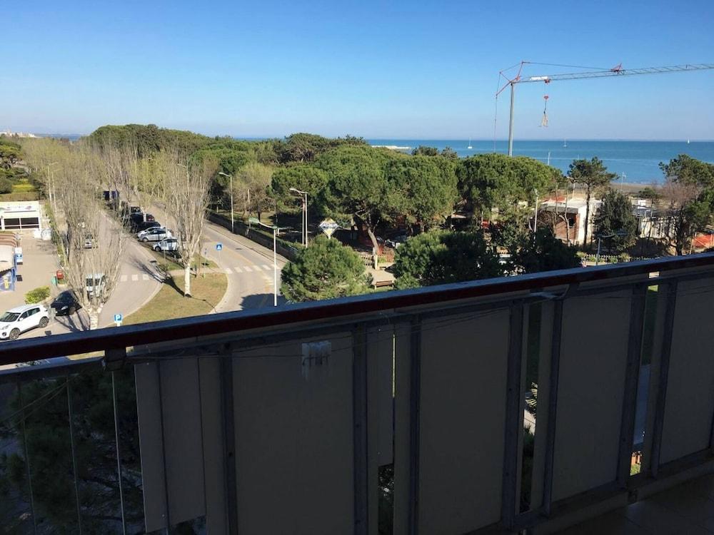 Bright and Colorful Studio With sea View