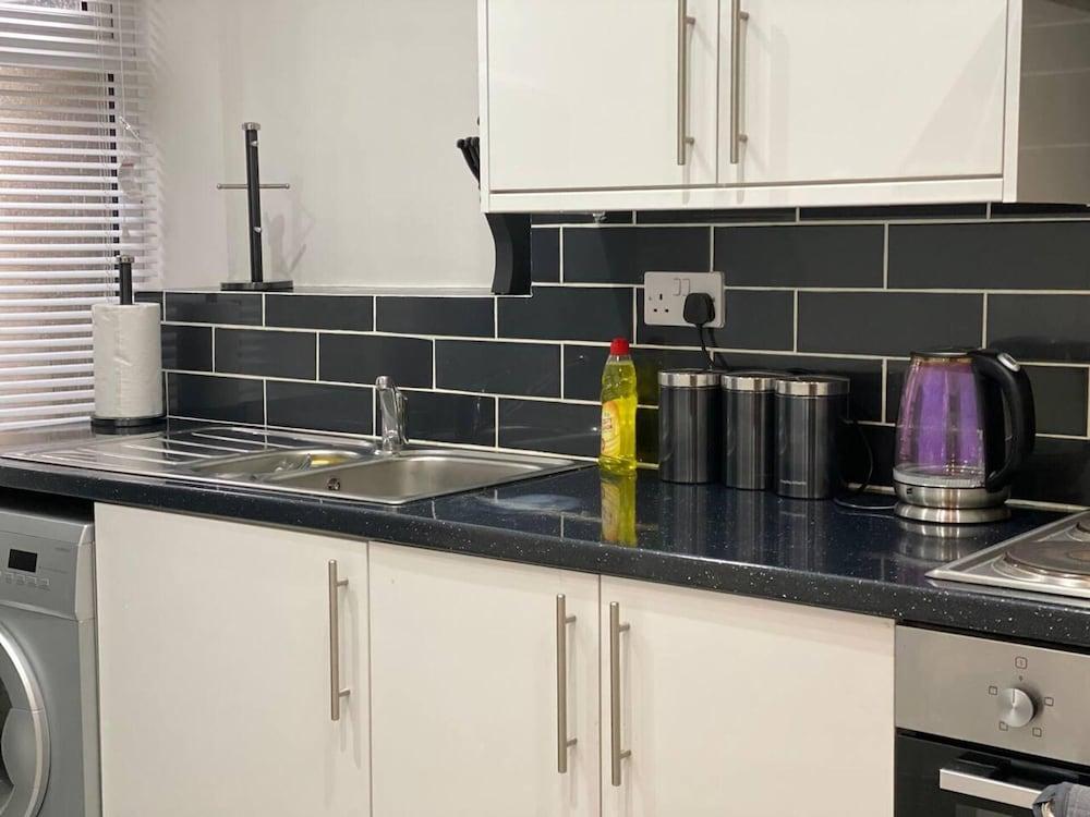 2 Bed Flat - Sleeps 6 - Parking - Wifi