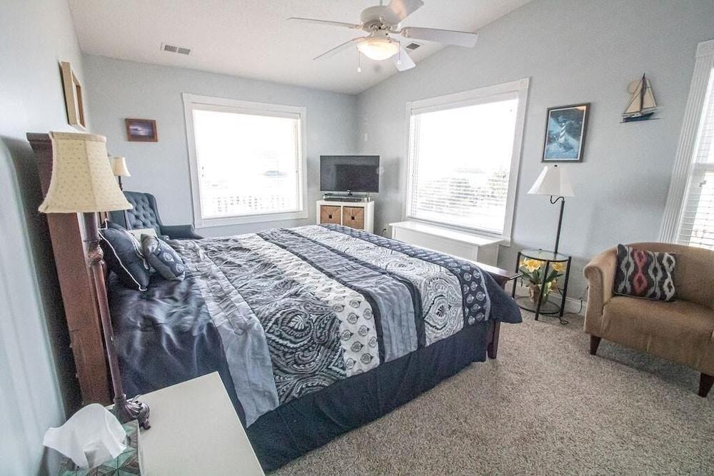 Sun Kissed 5 Bedroom Home by RedAwning