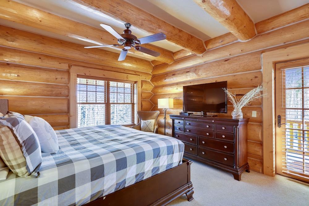 Fireside Retreat 3 Bedroom Home by RedAwning