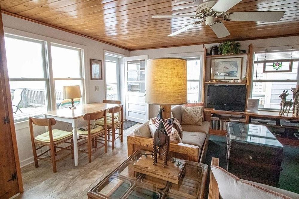 The Captain's Quarters 2 Bedroom Home by RedAwning