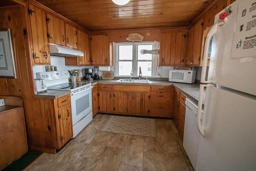 The Captain's Quarters 2 Bedroom Home by RedAwning