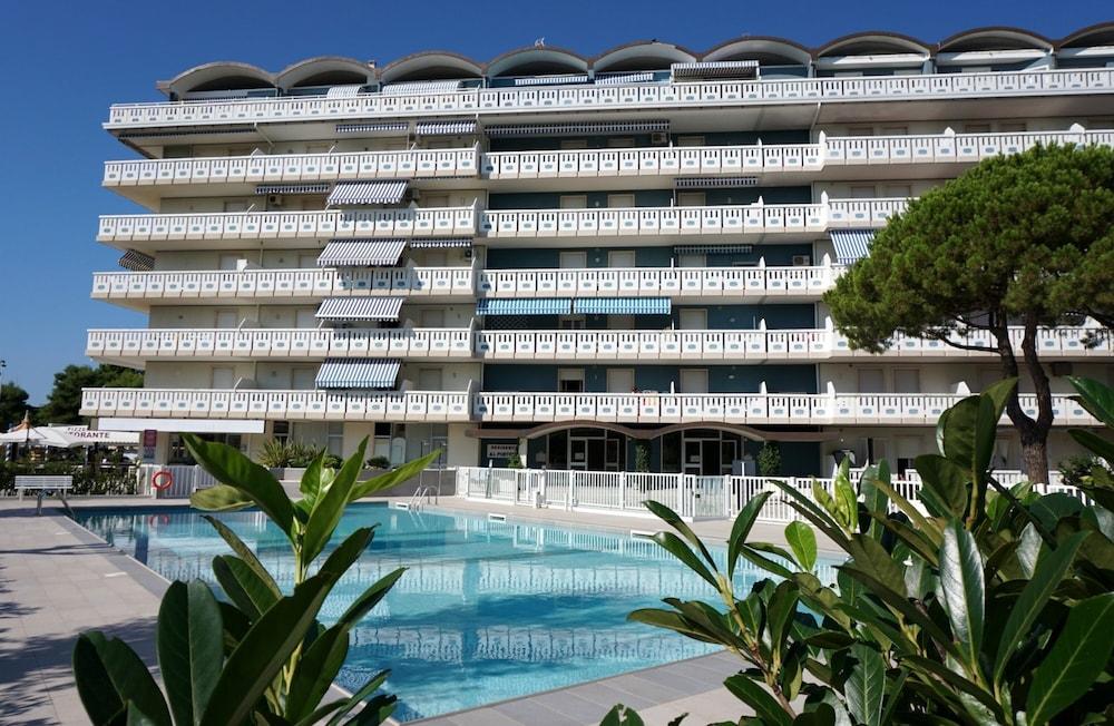 Cozy Studio With Pool