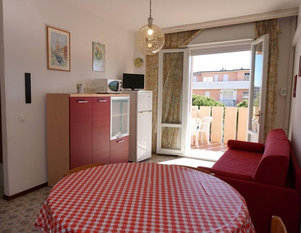 Red Flat With Shared Pool and Private Parking