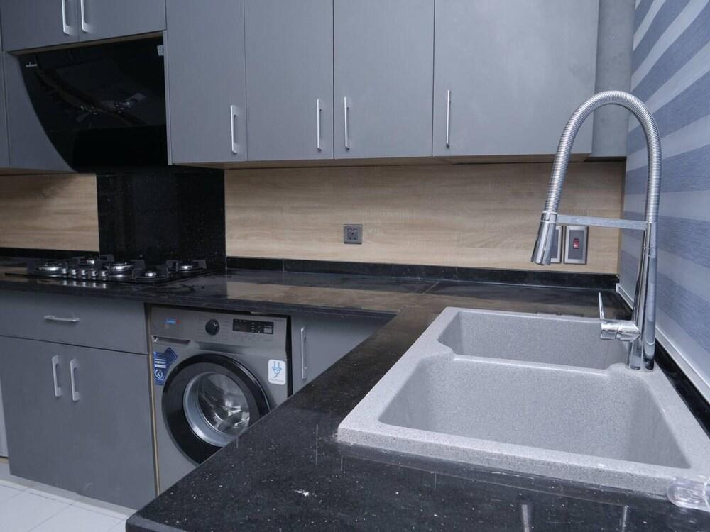 Luxury House - Sleeps 8 & Free Parking