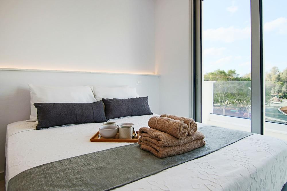 Phaedrus Living: Seaside Executive Flat Harbour 204