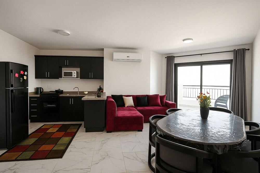 Chic & Spacious Retreat in Porto Said