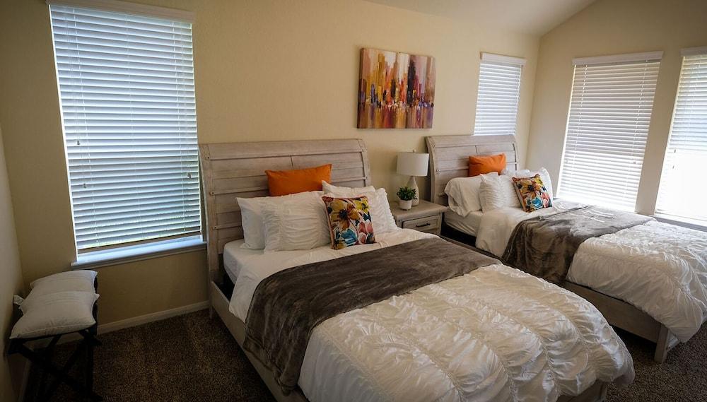 6Bdrm 2.5Bath 10Beds - Rosenberg