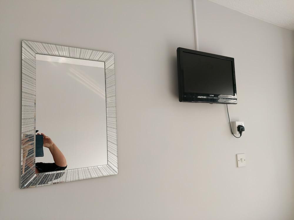 1st Floor Hillview 2 Bedroomed Central Location