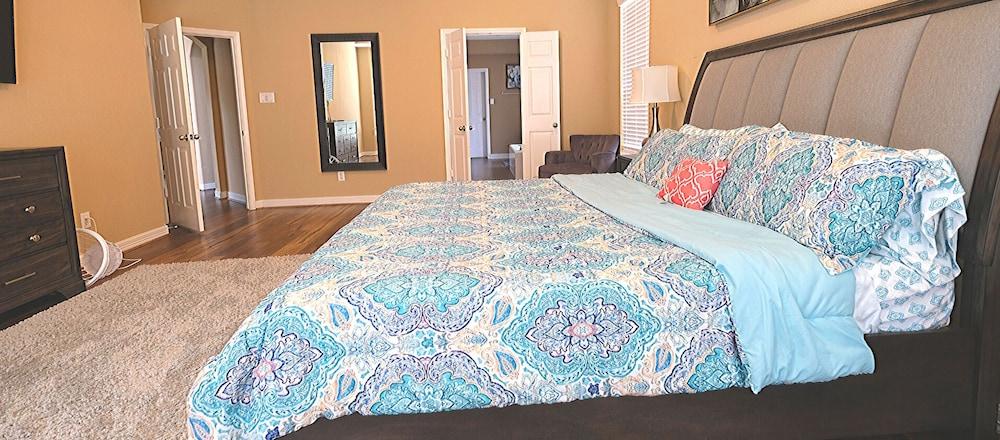 6Bdrm 4.5Bath 8Beds - HOME BIG AS TEXAS