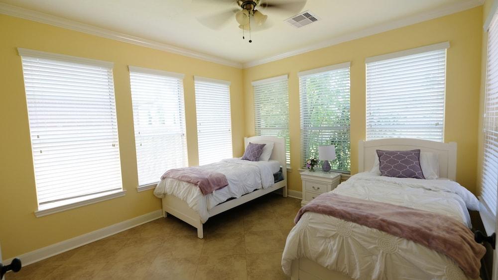 5Bdrm 3.5Bath 12Beds - HOME BIG AS TEXAS