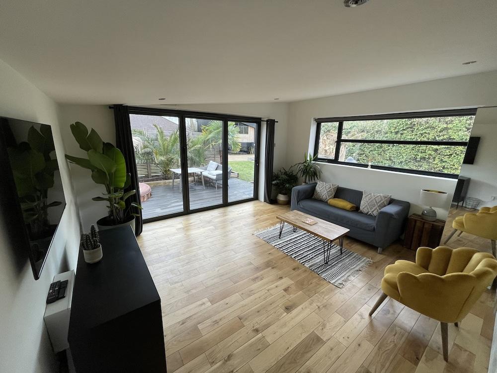 Maygrove Retreat - Sleeps 2 - Jacuzzi - Parking