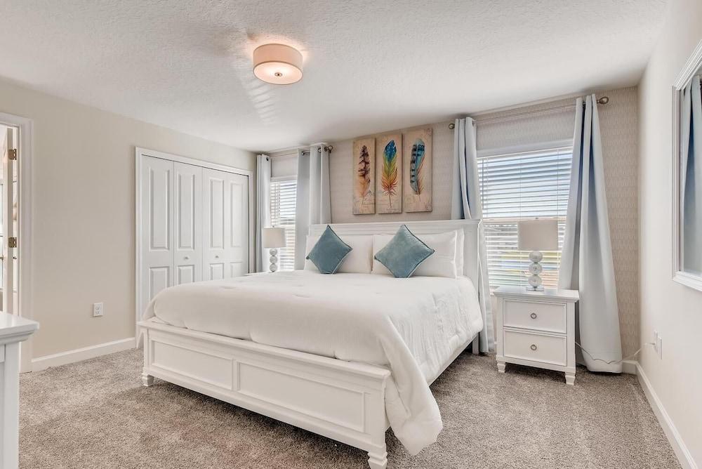 8953 CC - 4BR Townhome With Sparkling Pool