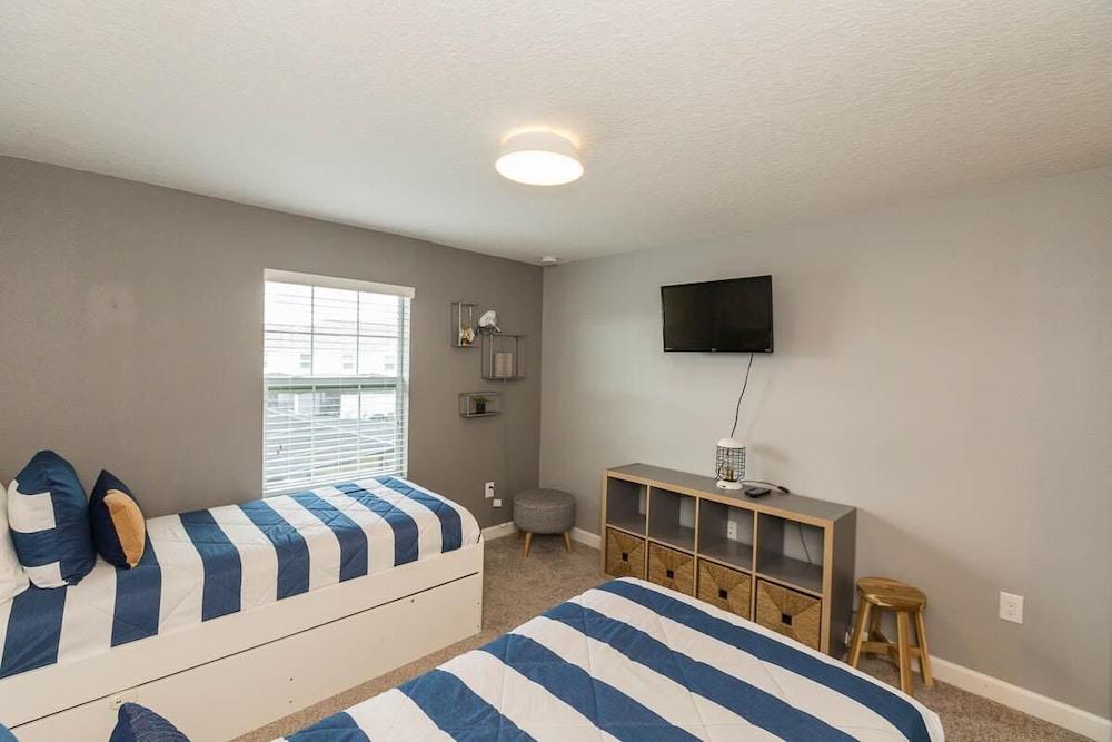 8924 SD - Luxury 4BR Townhome: Private Pool