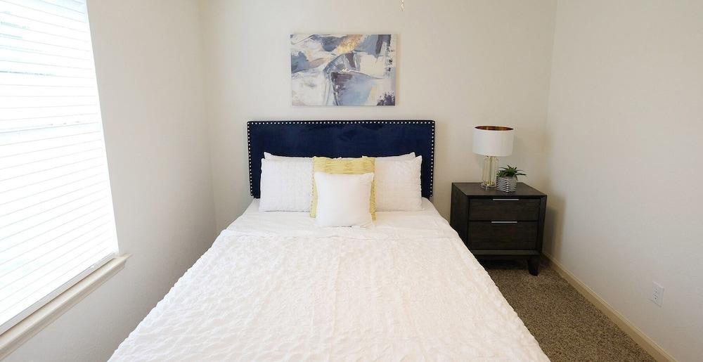 5Bdrm 2.5Bath 9Beds - The Nest Big House