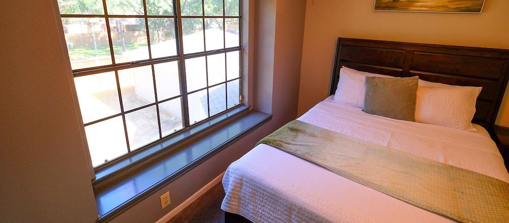 4Bdrm 2.5Bath 8Bed - Story North Houston