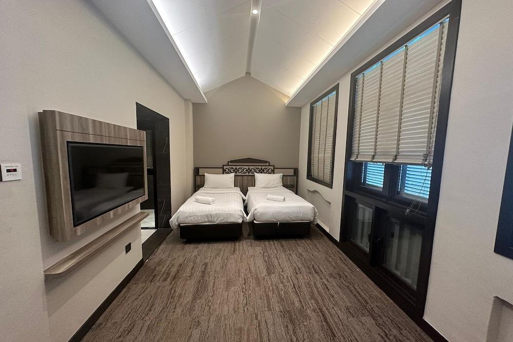 Lion Peak Hotel Hamilton