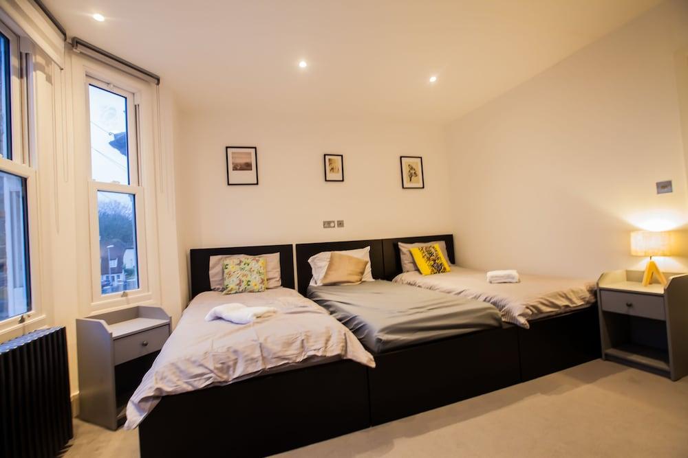 Surbiton Luxury Garden House 19