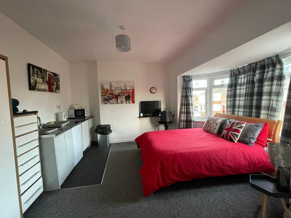 3 Bed House - Sleeps 5 - Wifi, Parking