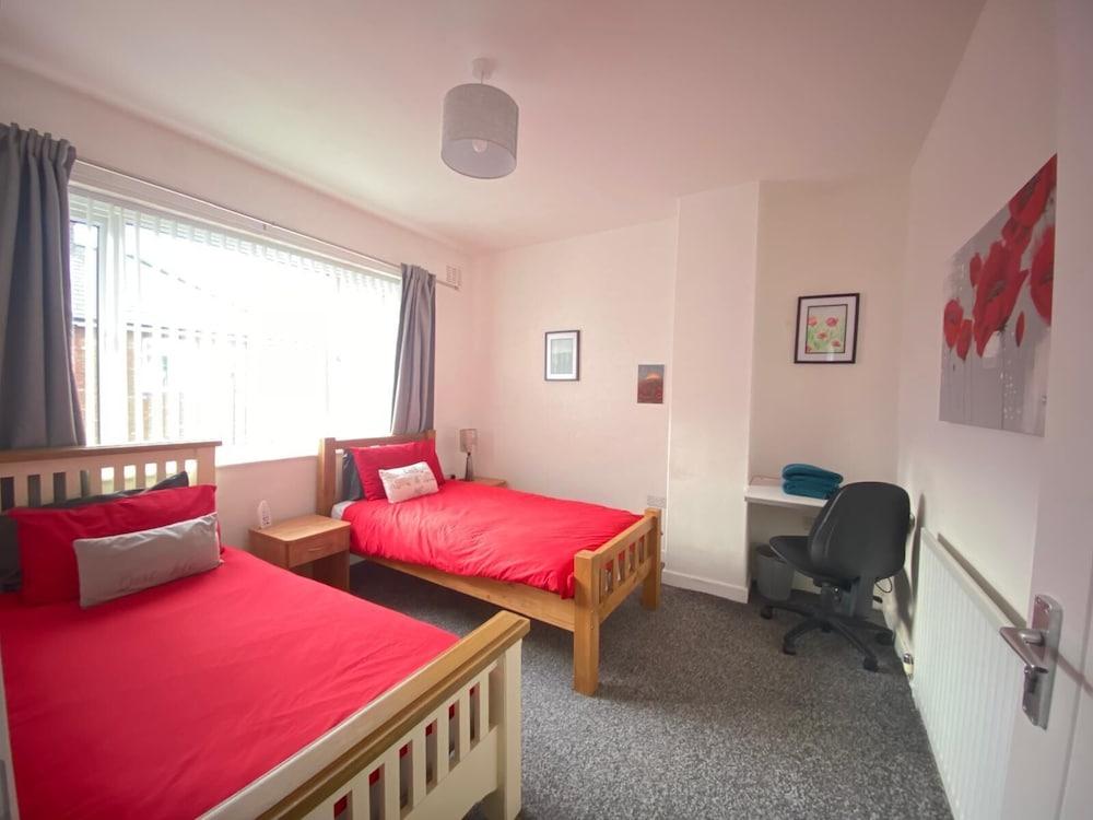 3 Bed House - Sleeps 5 - Wifi, Parking