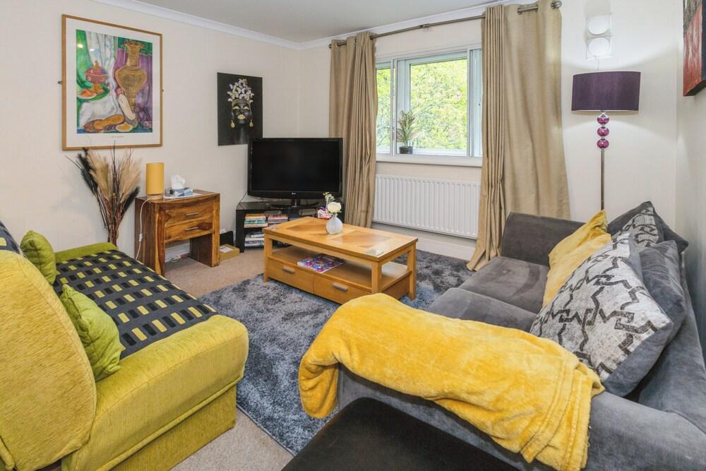 2 Bed Apartment - Sleeps 5 - Wifi - Parking - Pets