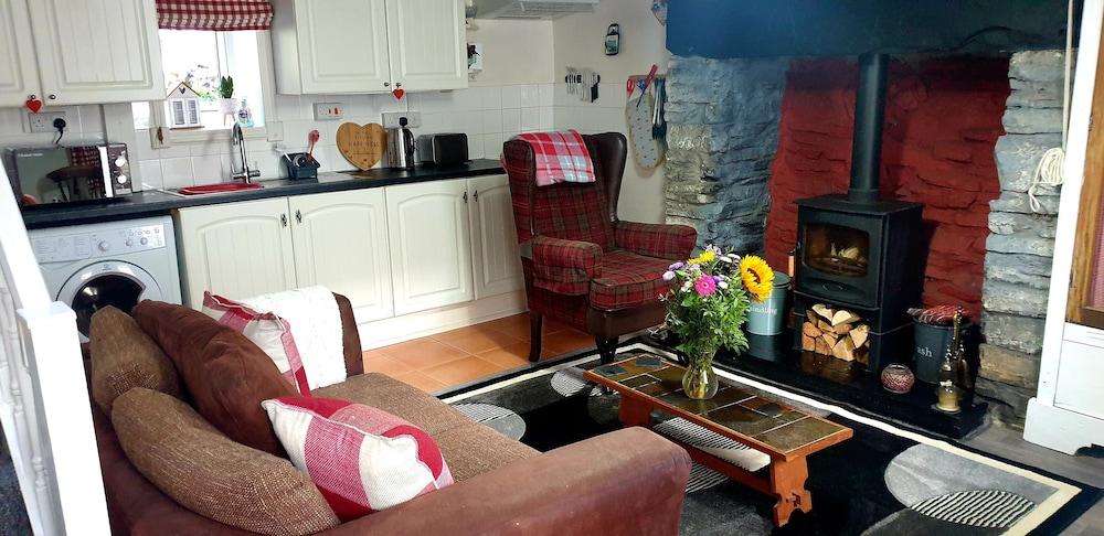 2 Bed House - Sleeps 3 - Pets - Garden - Parking