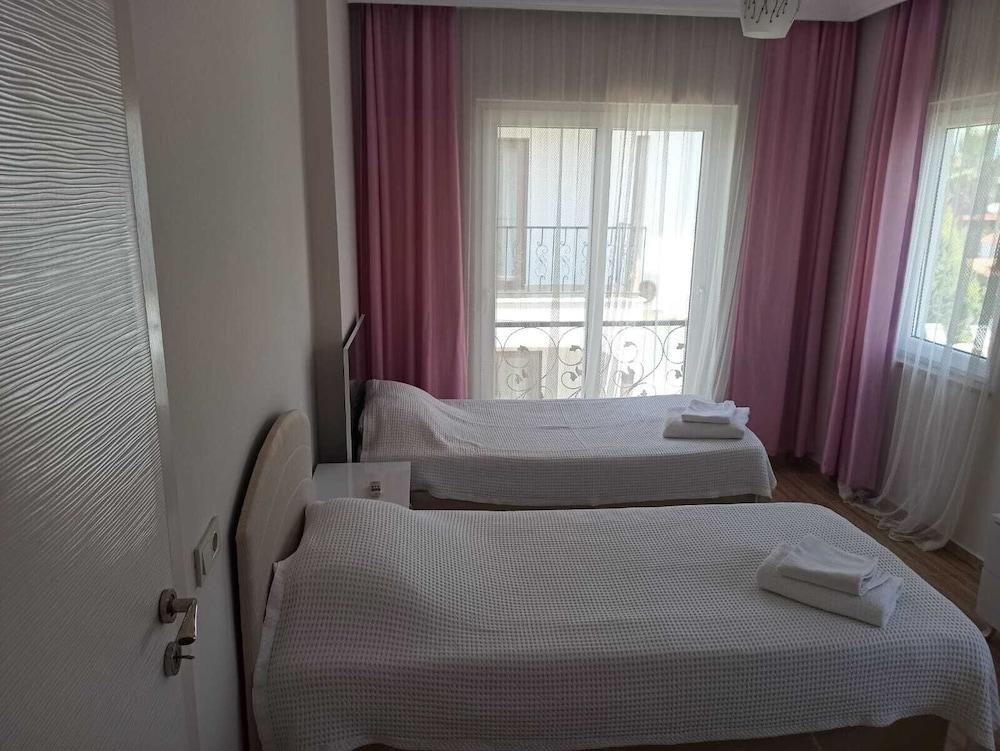 Remarkable 4-bed Villa Tasgin 2 Pools