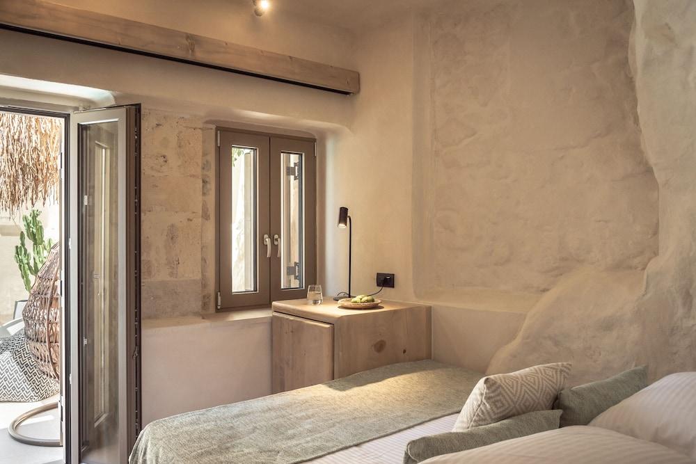 Manili Boutique Suites & Villas