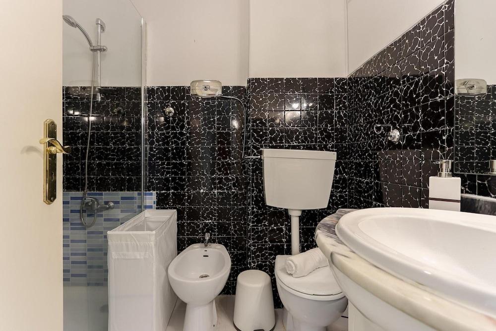 Principe Real Balcony by Homing