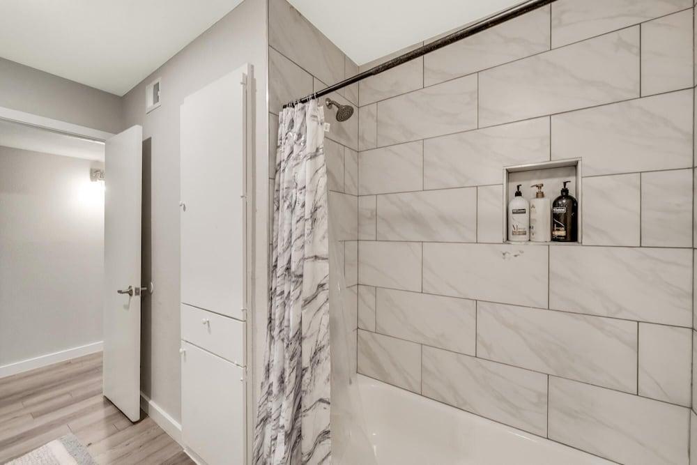 Modern 2BR Near UT Hyde Park Evonify