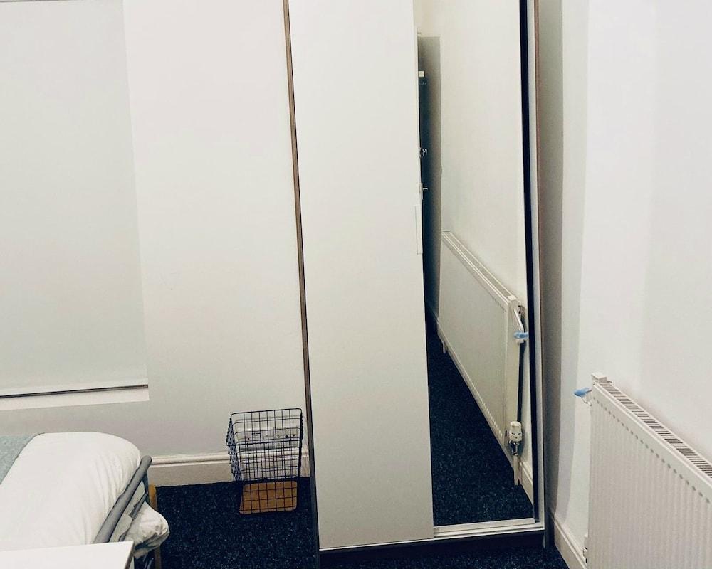 Spacious Four Bedroom Home, 3 Bathrooms - Coventry