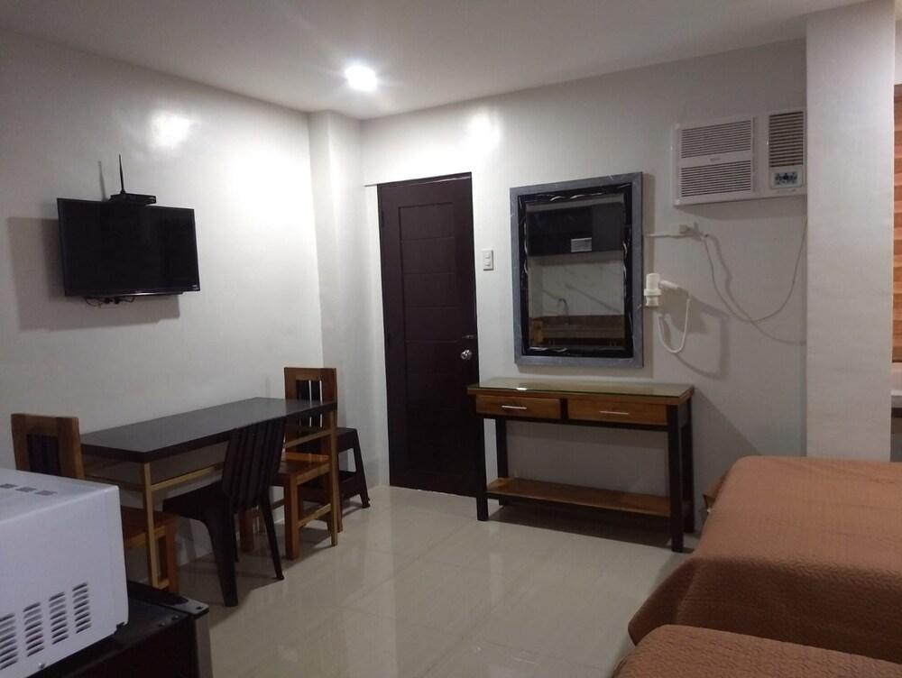 OYO 848 Dona Aurora Condotel