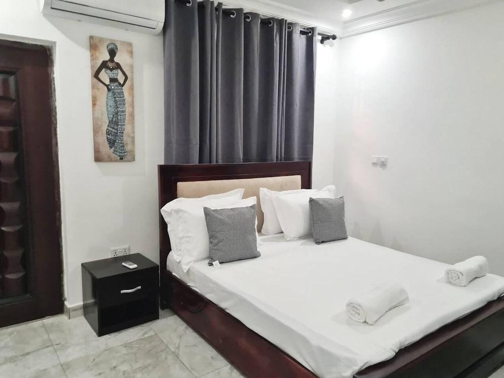 Spacious, Quiet & Cozy- Close to Highway-parking